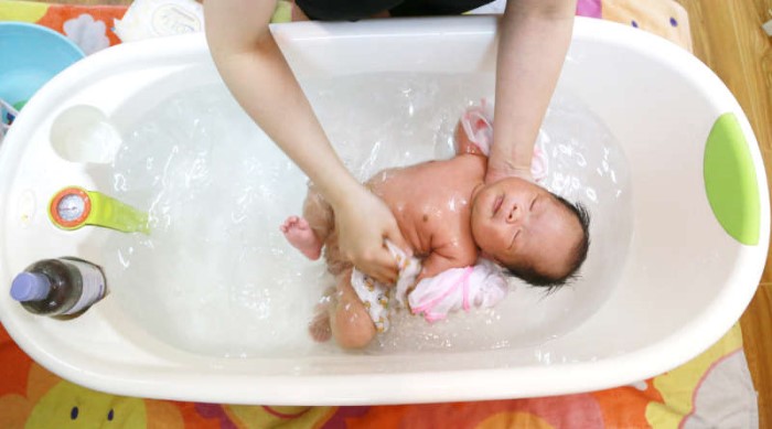 Người giúp việc chăm trẻ sơ sinh hầu hết đều thành thạo những công việc chăm sóc bé